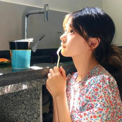 明星代言又出大瓜：表情包火出圈，全网玩梗，前后半年